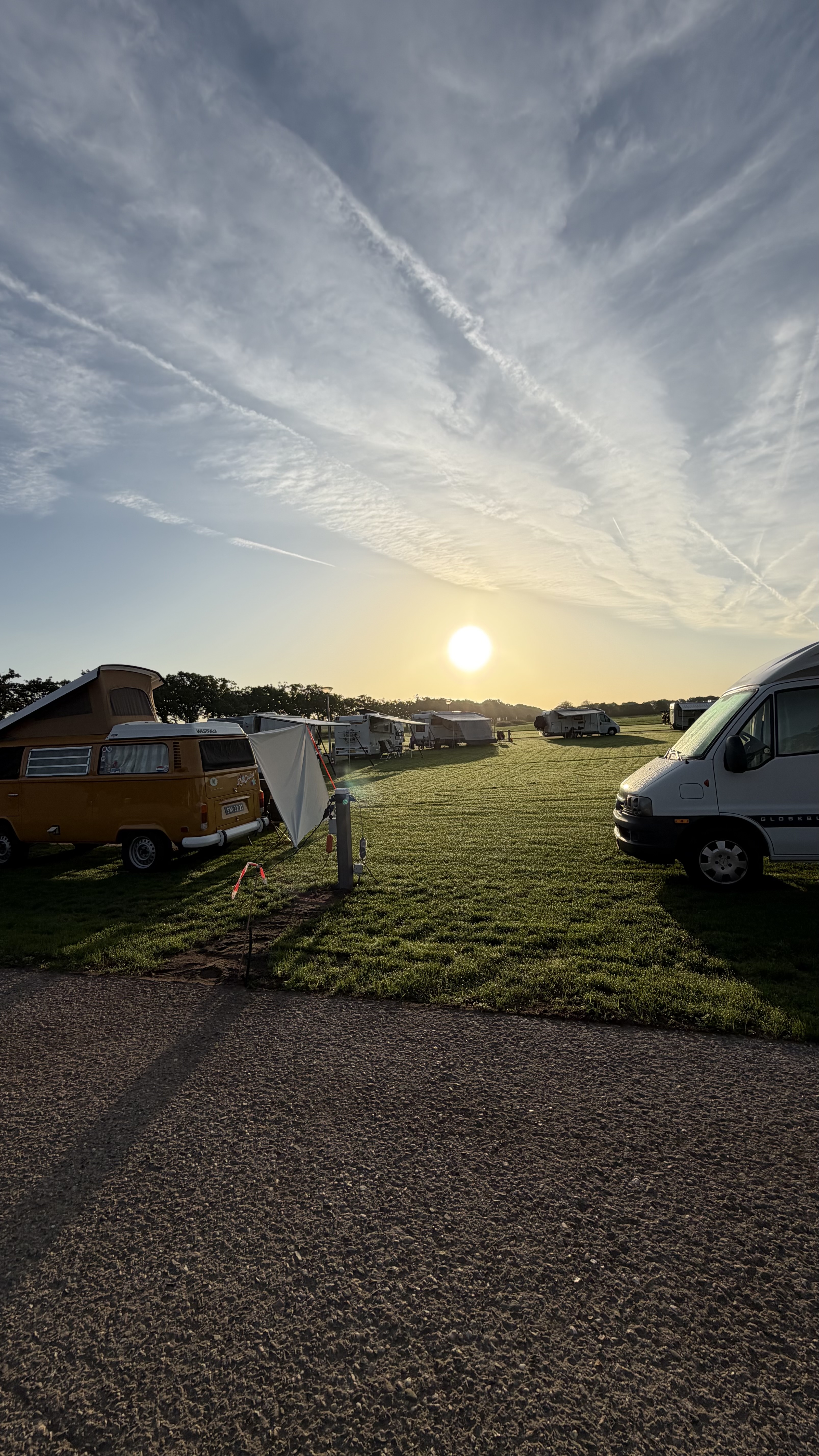 Avondzon boven de campers op het grasveld